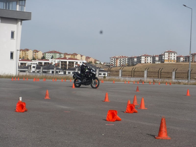 Eğitim Merkezi Müdürlüğümüzde 75. Dönem Temel Trafik ve Kaza İnceleme ile Güvenli Sürüş Teknikleri Eğitimi Düzenlenmiştir.